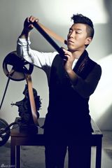 组图：黄渤为金马行拍摄《顺光逆影》主题大片