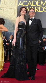 高清组图：奥斯卡红毯加里-奥德曼携美艳娇妻亮相