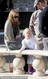 组图：艾米-亚当斯当街湿吻老公 爱女金发甜美