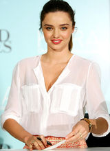 高清组图：超模米兰达-可儿清新装扮甜美可人