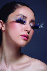 高清图：董璇挑战睫毛极限 妖艳夸张打造鬼魅造型