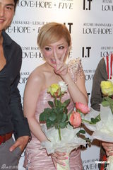 组图：滨崎步签写真集慈善义卖 绯闻男友默契相伴