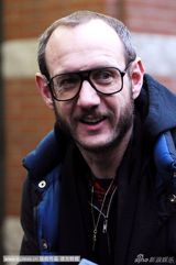 组图：Lady Gaga街头拍片衣着单薄 秀豪乳引人注目