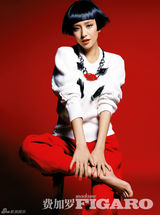 组图：佟丽娅《费加罗》造型多变迎圣诞