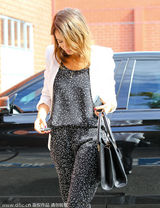 组图：阿尔芭波点连身裤配西装简单知性