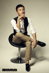 组图：耿乐曝光最新写真 帅气狂野相得益彰