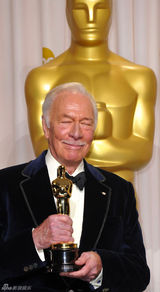 高清组图：奥斯卡后台获奖众星举金人光彩照人