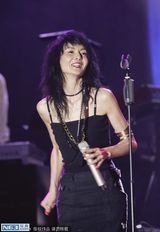 组图：张曼玉首登音乐节献唱 网友：黑金太牛X