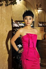 组图：“小范冰冰”杨慧娇写真 酷夏上演粉红诱惑