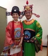 组图：央视春晚主持“福禄寿喜财”造型引热议