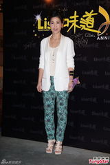 组图：林保怡出席活动曝邓萃雯演戏压力大