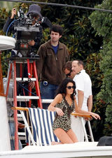 组图：林赛-罗韩豹纹比基尼现身片场