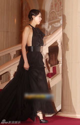 组图：赵寅成女友金敏熙性感黑裙露大片美背