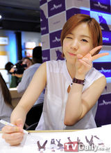 组图：T-ara清纯亮相粉丝签名会 白衬衫配仔裤