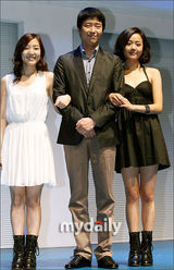 幻灯图：文根英参加舞台剧出道作《Closer》发布会