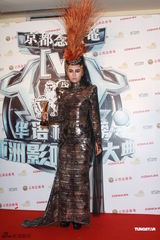 组图：众星亮相华语榜中榜颁奖礼 齐聚后台秀奖杯