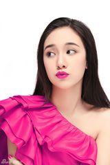 组图：95后女演员程砚秋新年写真俏皮