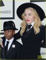 组图：56届格莱美红毯 泰勒透视麦当娜反串绅士