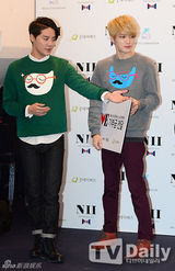 组图：韩团JYJ出席粉丝会 穿可爱卫衣卖萌