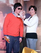 组图：萧煌奇发片黄小琥助阵打气