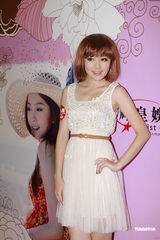 组图：刘谦女友李蕴签售写真 不会因其放弃性感造型