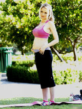 组图：超模霍莉-麦迪森练瑜伽秀身材 动作性感俏皮