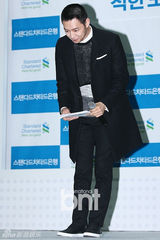 组图：韩星朴有天精练短发出席公益慈善活动