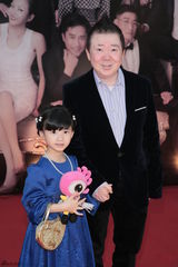 组图：金像奖红毯星光灿烂 众星持小新齐卖萌