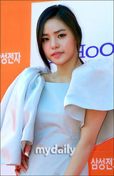 组图：朴有天闵孝琳等众星亮相首尔电视颁奖礼红毯