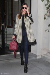 高清组图：超模米兰达-可儿纽约街拍怀抱宠物狗