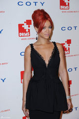 高清组图：蕾哈娜黑色爆乳装亮相 低头春光乍泄