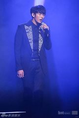 组图：2AM首尔举办粉丝见面会 好友李贤助阵同乐