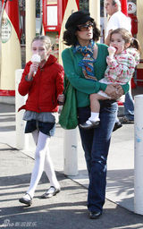 幻灯图集：萨尔玛-海耶克带女儿畅游洛杉矶