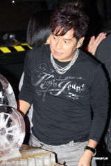 组图：谭咏麟传承摇滚力量提携新人Mr.发新专辑