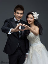 组图：小李琳唯美婚纱照曝光 与经超秀幸福