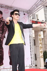 组图：周汤豪长针眼戴墨镜遮丑 公布择偶条件