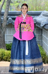 组图：金泰熙改妖妇形象展优雅 与刘亚仁秀恩爱