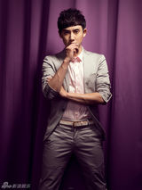 组图：张睿西服衬衫出镜 简约时尚变型男