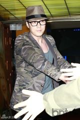 组图：苏志燮撑《菲洛梅娜》迷彩服小礼帽帅气