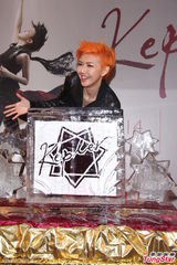 组图：孙燕姿橙发亮眼披黄金甲 许美静助阵