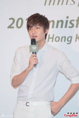 组图：李敏镐全白亮相代言疑透点 15分钟快闪