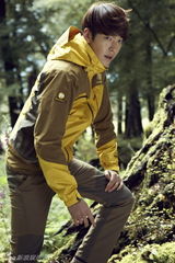 组图：金宇彬李娜英户外写真 与大自然融为一体