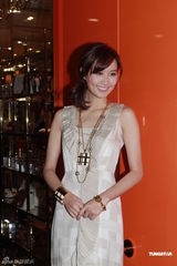 组图：汪诗诗出席新店开幕礼 力挺甄子丹认真专业