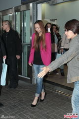 组图：安室奈美惠赴港将开唱 歌迷热情接机