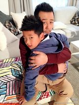 组图：郭涛与儿子表情神同步 翻白眼喜感十足