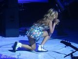 组图：蕾哈娜开唱百变造型 爆乳装横卧舞台自摸