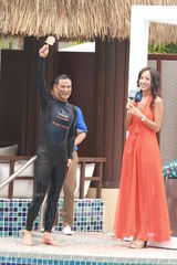 组图：任达华携名模助阵名表 穿潜水衣亮相秀身材