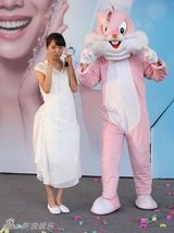 组图：王珞丹人气无敌 与粉丝大玩三连拍