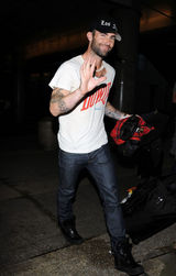 组图：魔力红主唱帅气亮相机场心情大靓