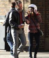 组图：裘德-洛《唐-海明威》片场蹲地吃盒饭